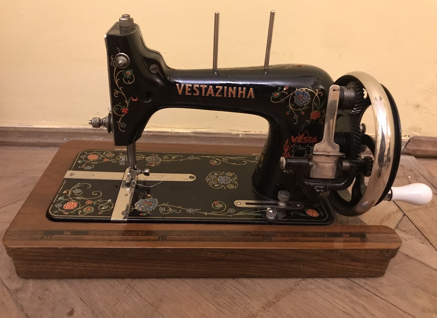 VAND MASINA DE CUSUT VESTAZINHA FABRICATA DE DIETRICH VESTA PRET 9050 LEI VAND MASINA DE CUSUT VESTAZINHA FABRICATA DE DIETRICH VESTA PRET 9050 LEI